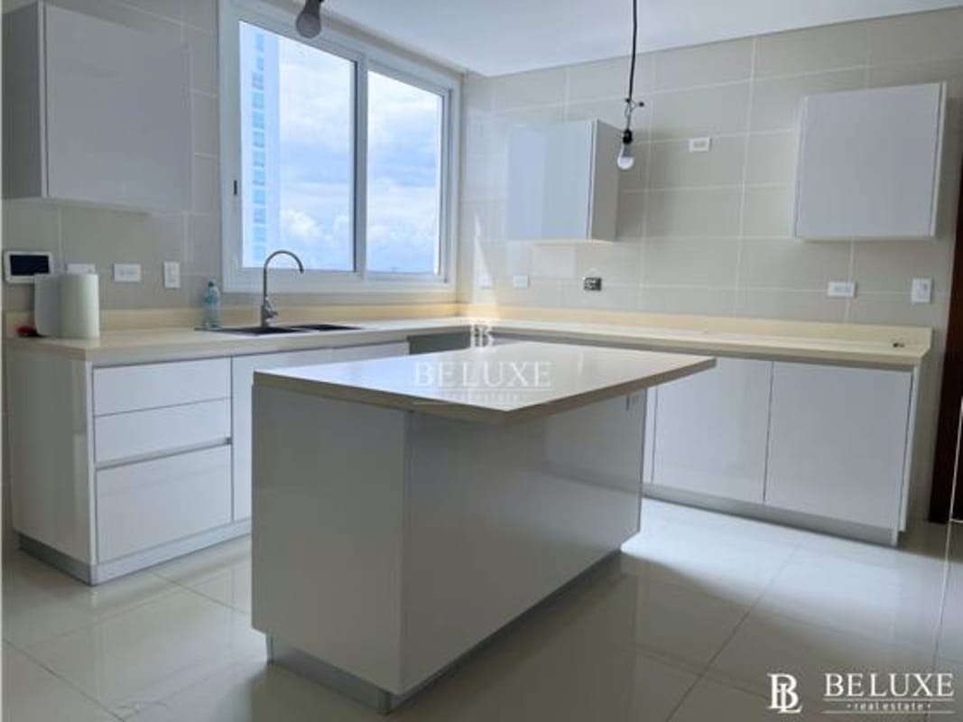 Spectacular infinity pool overlooking ocean horizon and skyline at PH Windrose Panama