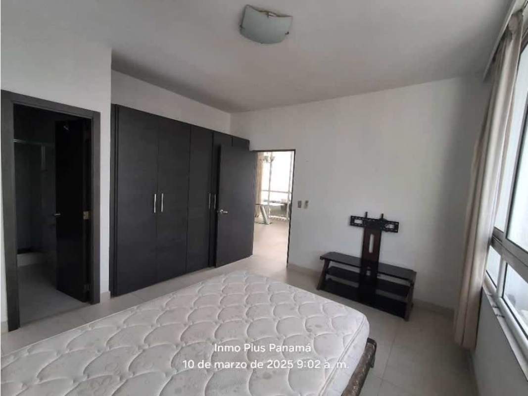 Bright master bedroom with built-in wardrobe and large window at PH Quadrat Panama