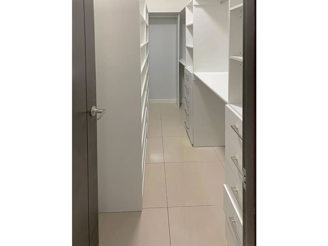 Second bedroom with big window, built-in closet at PH The Regent San Francisco Panama