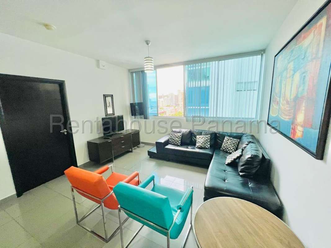 Spacious master bedroom with large window, built-in closet, AC, city view, PH Quartier 74 Panama