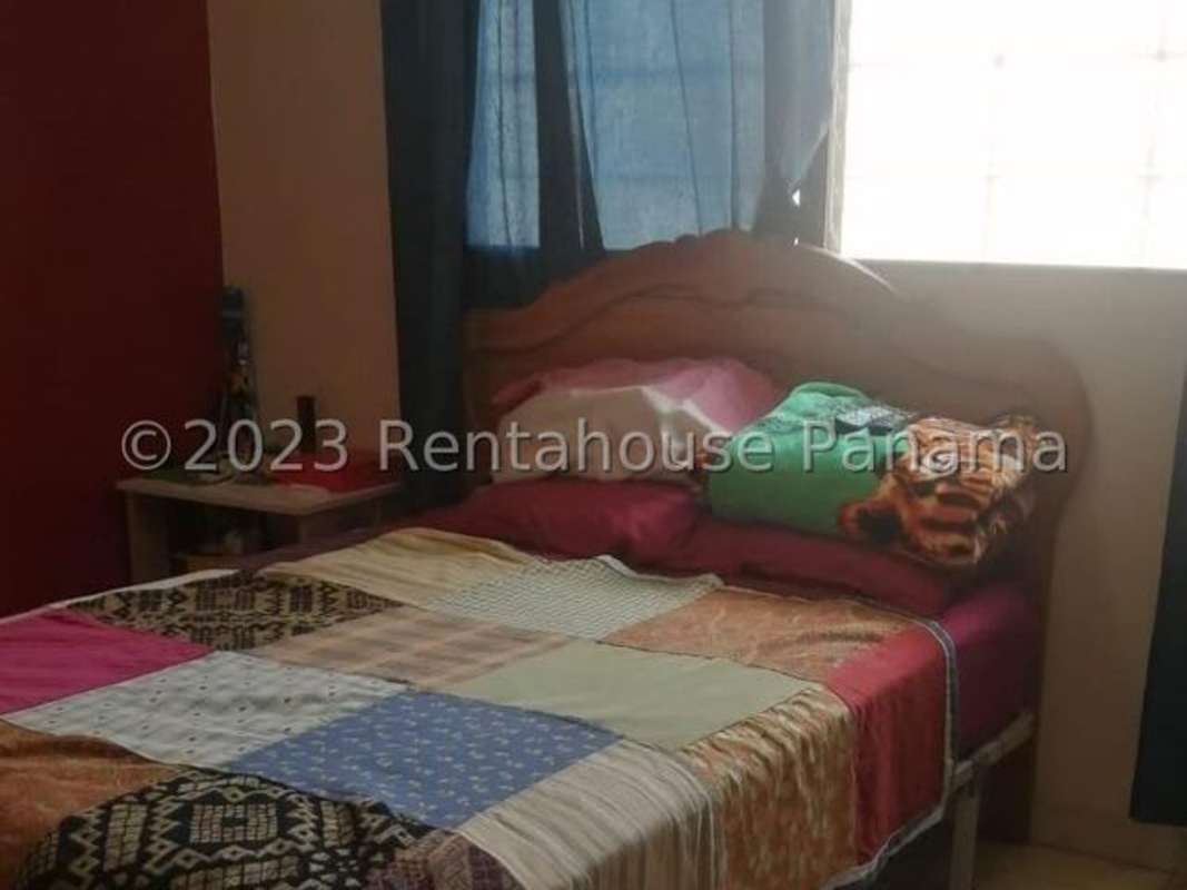 Back garden with green lawn, plants and private outdoor space in Las Cumbres Panama