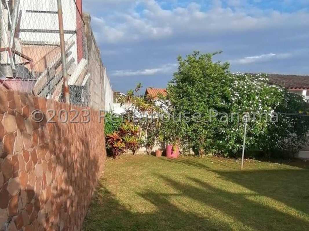 Living area with windows and tiled floors in house at Las Cumbres Panama