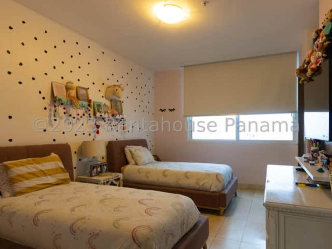 Infinity swimming pool overlooking Pacific Ocean in PH Santorini Coco del Mar Panama