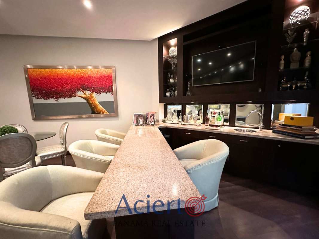 Spacious kitchen with island, granite countertops and modern cabinetry in Residencial Antigua Panama