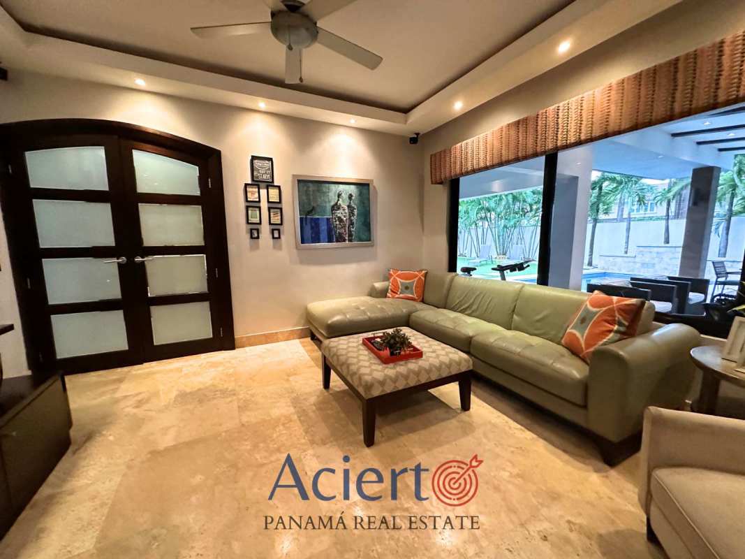 Luxury bathroom with double sink vanity, bathtub and glass-enclosed shower in Residencial Antigua house Panama