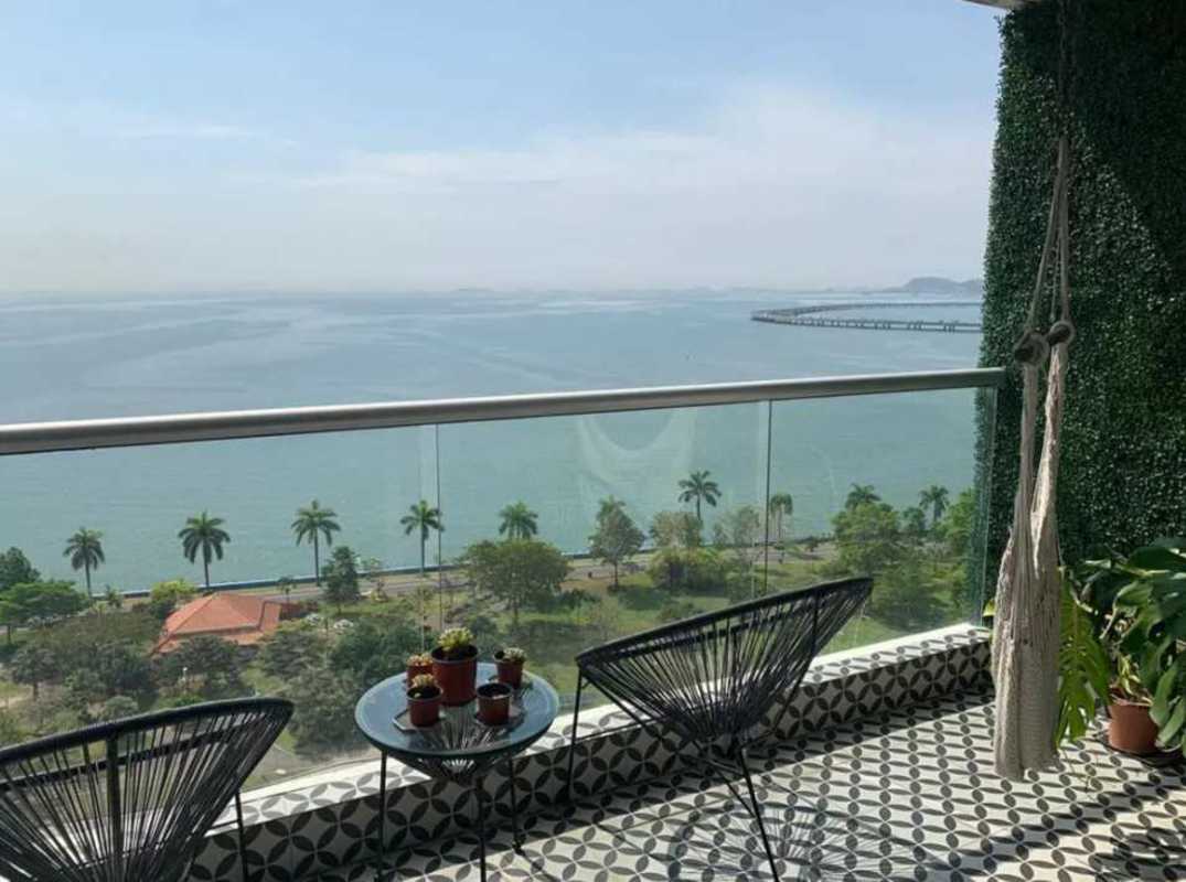 Luxurious master bedroom facing the Pacific Ocean in PH Rivage Tower Panama City