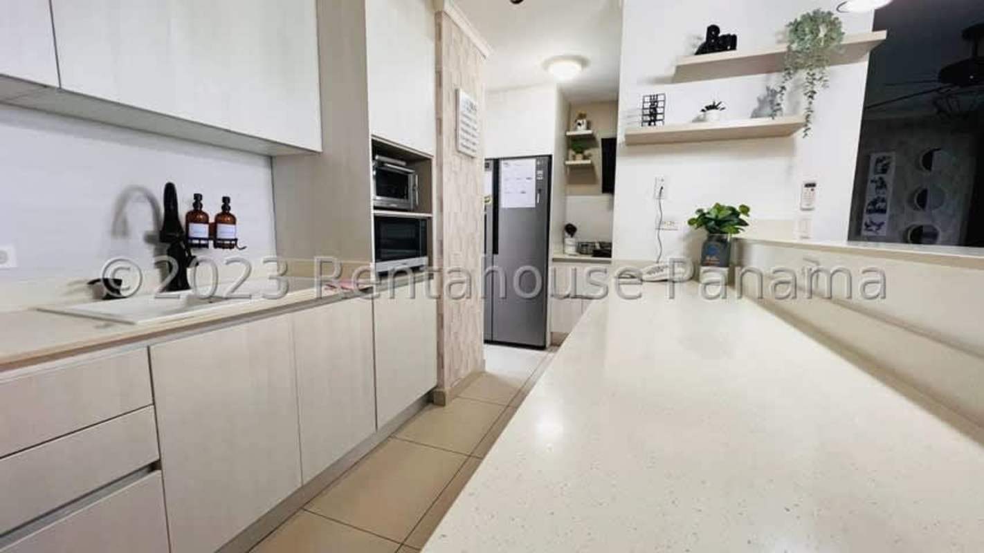 Contemporary kitchen with island, built-in appliances PH Portofino Villa de las Fuentes Panama
