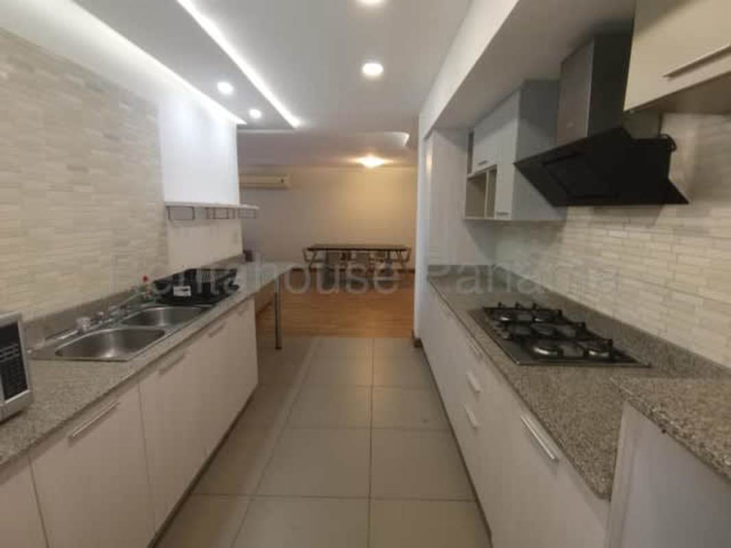 Remodeled kitchen with granite countertops, modern cabinets, gas stove in PH Blue Park Bella Vista Panama