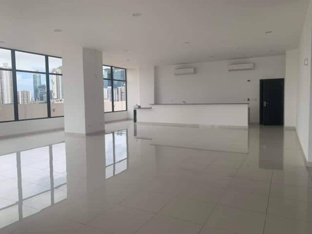 Spacious living room with large windows and skyline views at PH Carreras El Carmen Panama