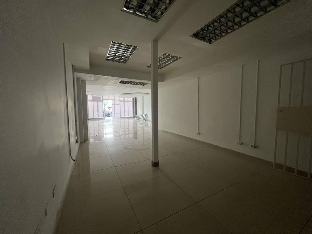 Empty commercial unit interior with tiled flooring in Condado Business Center Condado del Rey