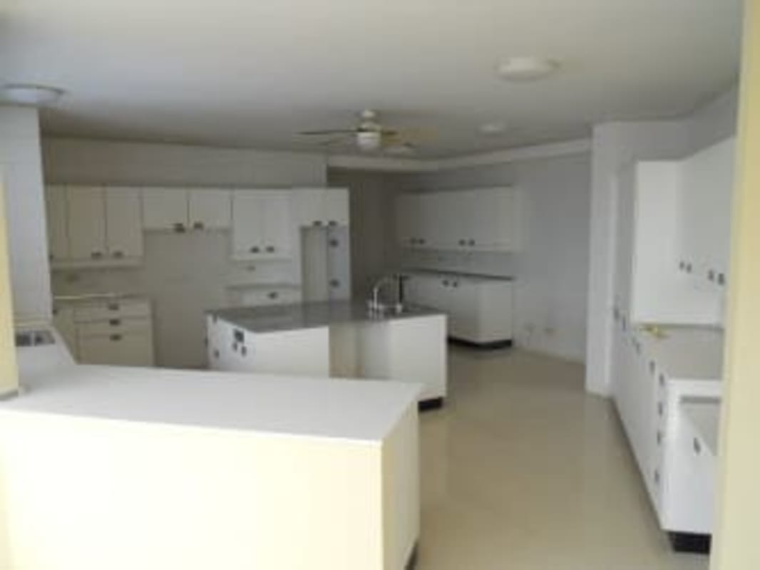 Modern spacious kitchen with island and ceiling fan in PH Belvedere Coco del Mar Panama City