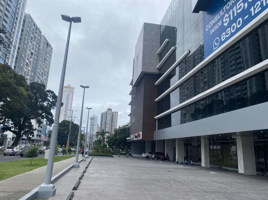 Reception lobby with modern finishes at Park Square Medical Center Panama City