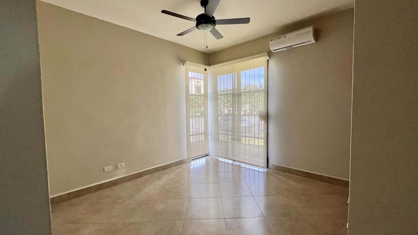 Double vanity master bathroom with jacuzzi and glass shower PH Embassy Club Panama