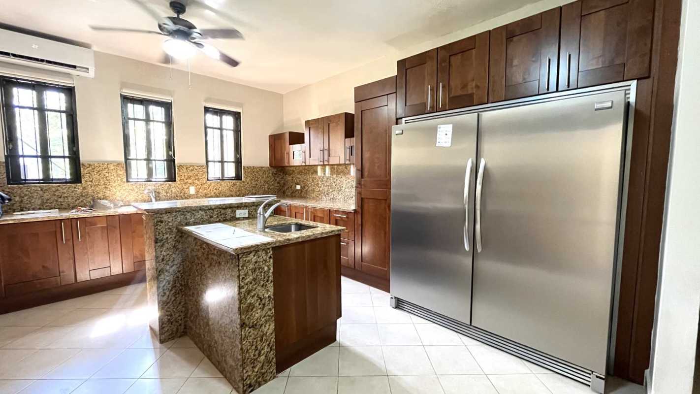 Bright living room with access to garden in Embassy Club Clayton apartment