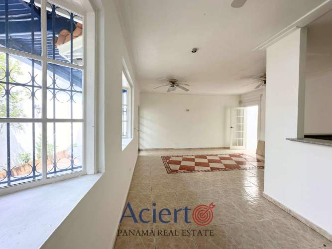 Spacious living area with tiled floor, built-ins, and natural light in Altos de Panama