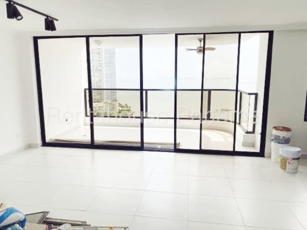 Spacious bedroom with ocean view and split AC PH Torre del Pacífico Marbella Panama