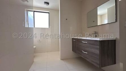 Spacious 4BR Beach House with Balcony & Marina Access, San Carlos