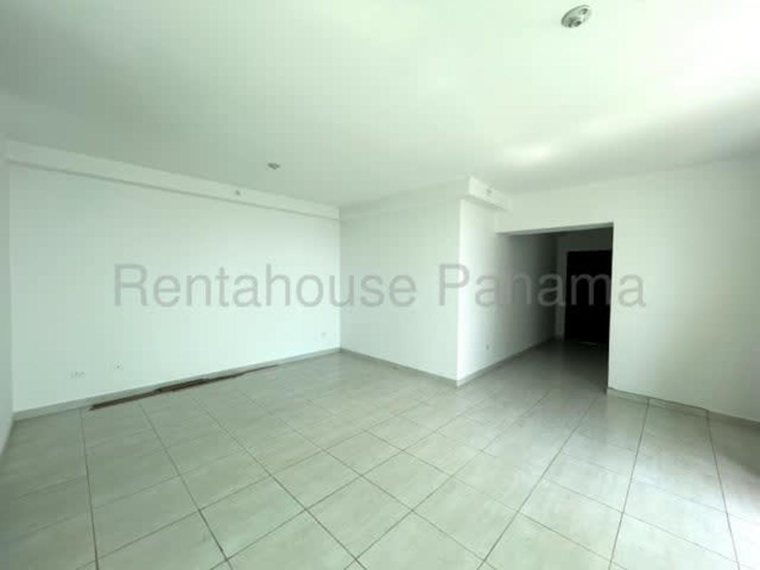 Empty master bedroom with built-in wardrobe and large window in PH Trinity El Carmen Panama