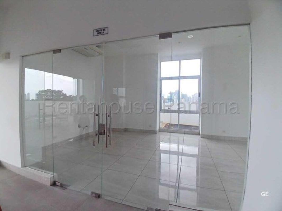 Bright bedroom with closet, window city views PH Park Oasis Panama