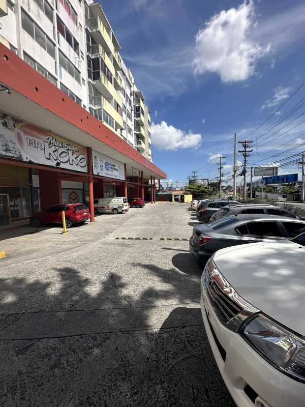Façade of Mystic Park commercial building with parking in Juan Díaz Panama