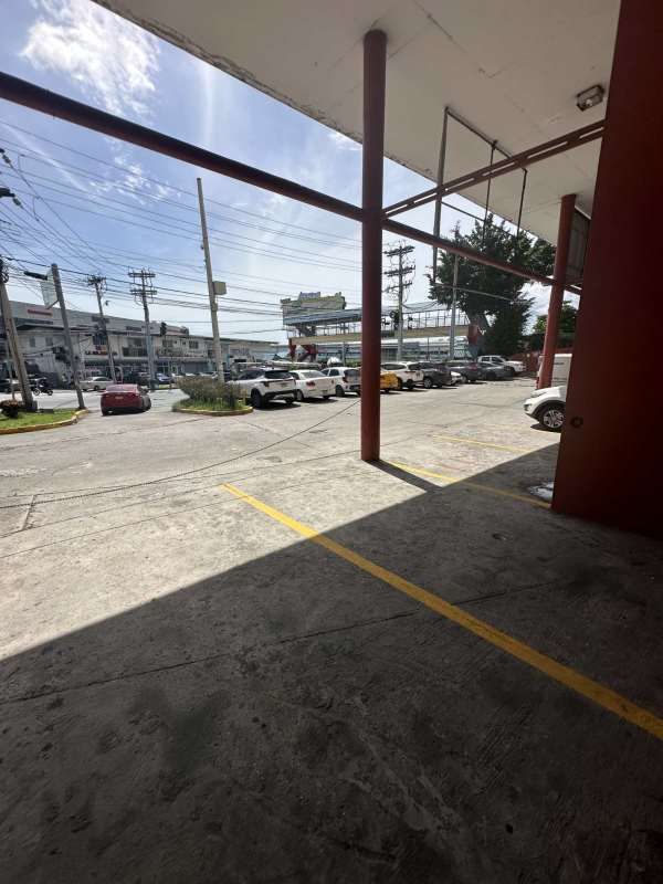 Retail units with glass fronts and parking at Mystic Park Plaza Juan Diaz Panama