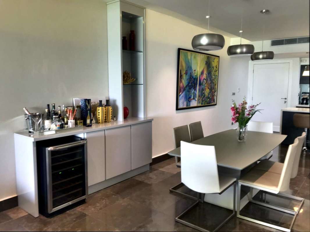Modern open kitchen with quartz countertops Italian cabinetry PH Yoo & Arts Avenida Balboa Panama
