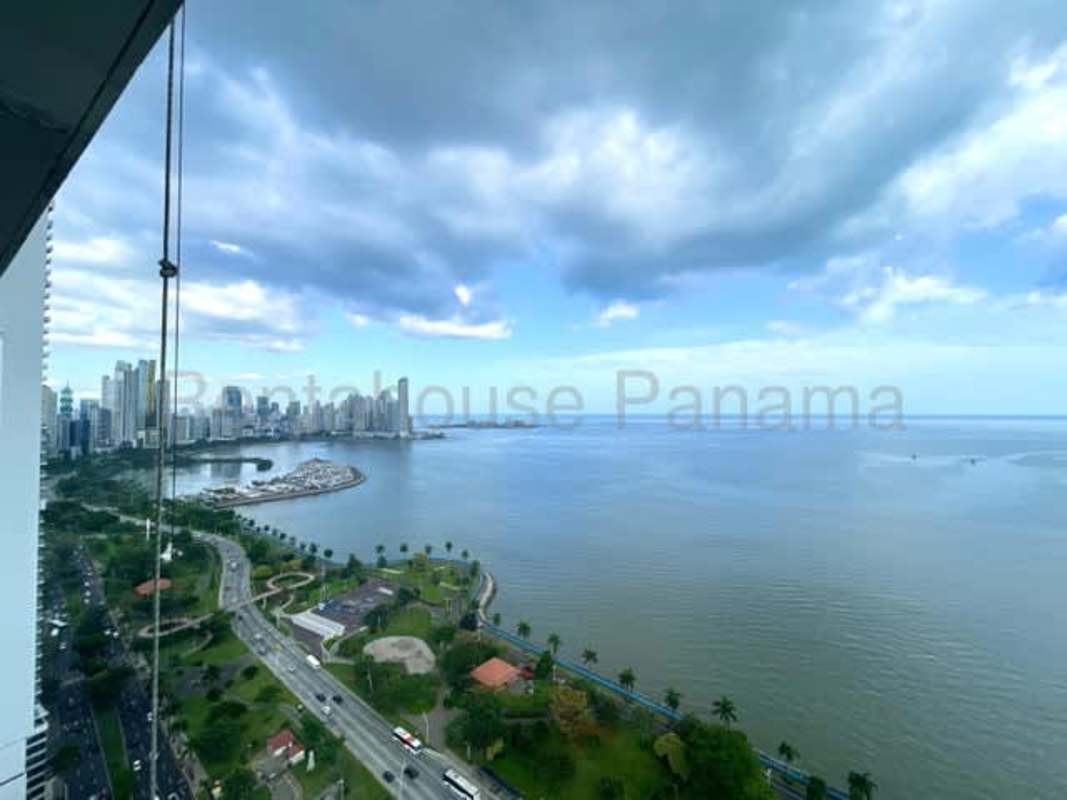 Second bedroom furnished with wardrobe in PH Element Avenida Balboa Panama