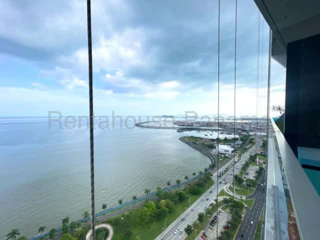 Open-concept modern kitchen fully equipped in PH Element Avenida Balboa Panama City