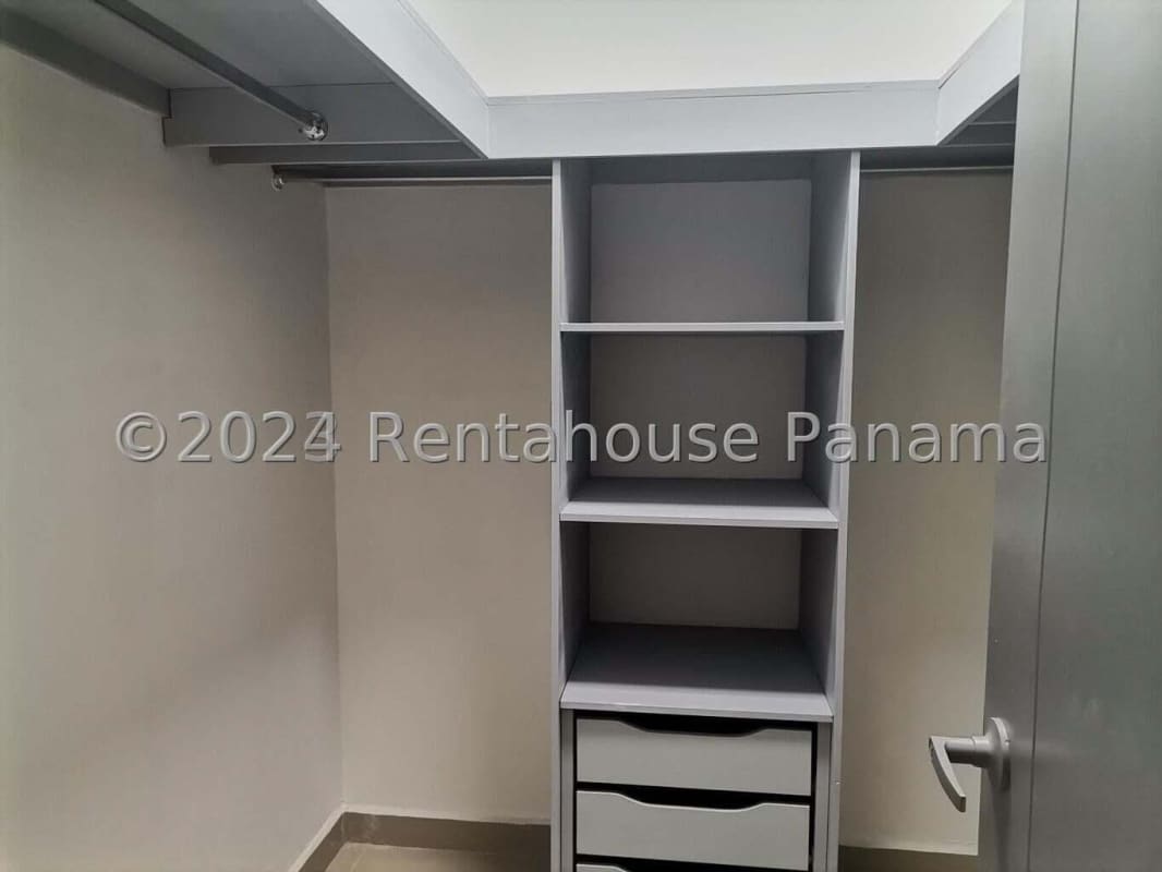 Bedroom with natural light, built-in closet and Pacific Ocean view PH Mandarin Bay Panama