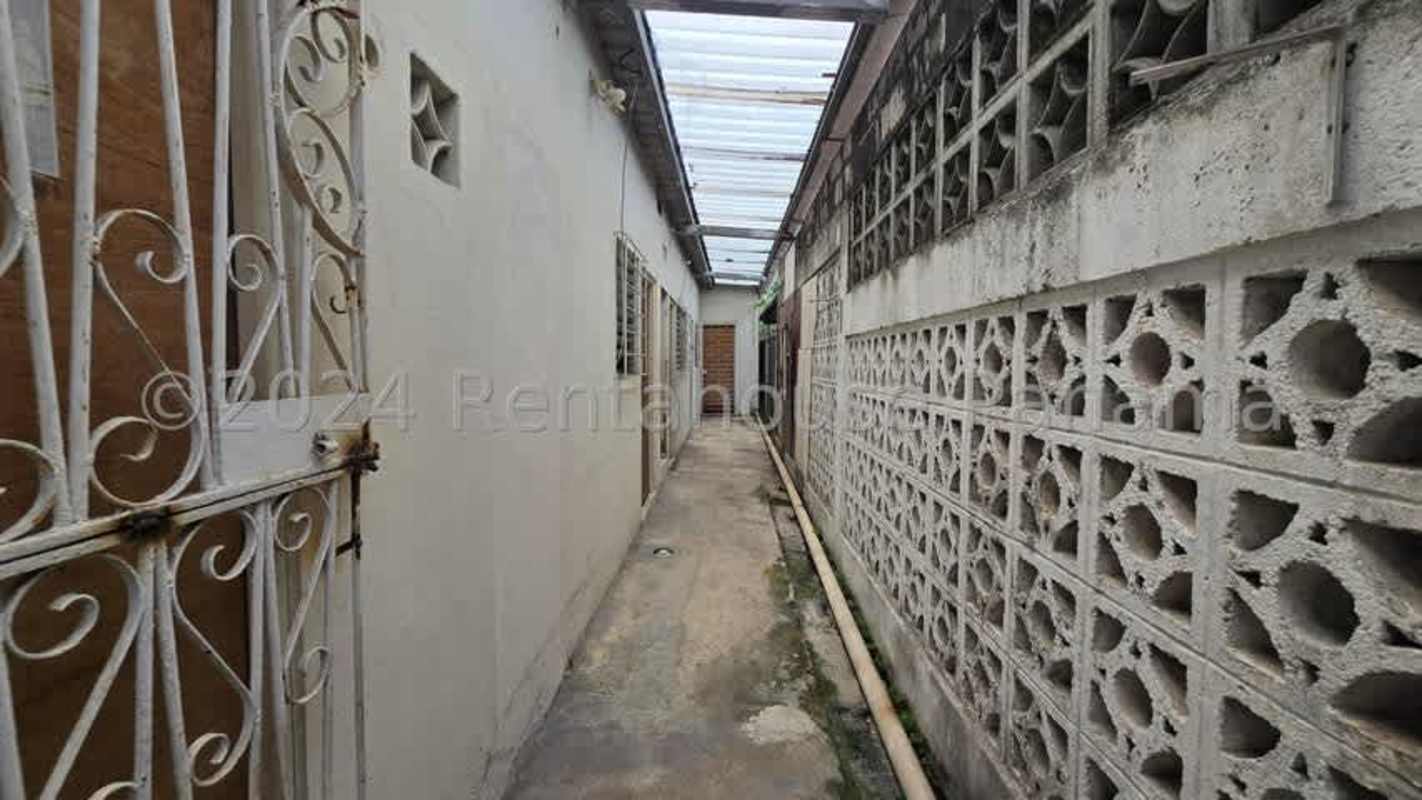 House with large garden and entrance, Betania Panama City real estate