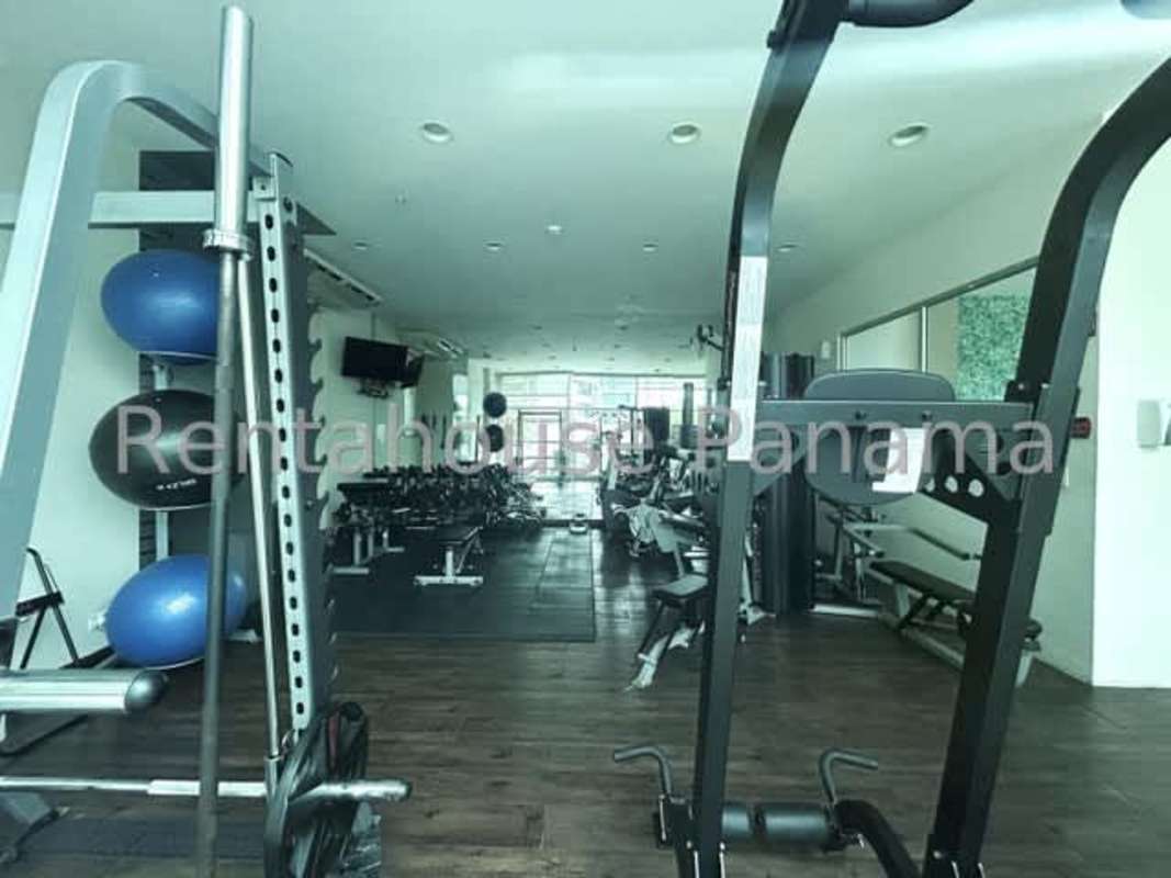 Modern gym with weights and equipment in PH Miro El Cangrejo