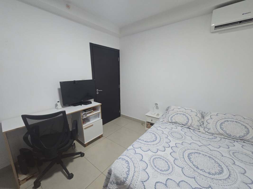 Comfortable bedroom with work desk, air conditioning, large closet space, near 12 de Octubre Panama City