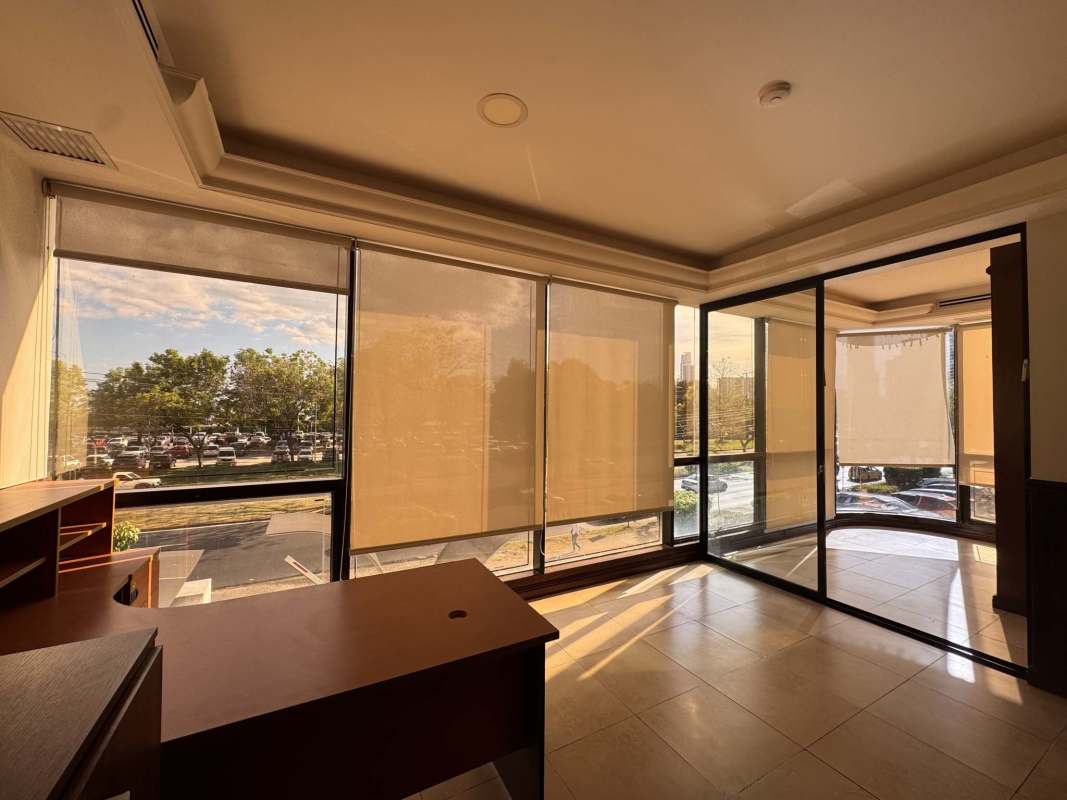 Bright corporate meeting room with windows and city views in PH BICSA Tower Panama