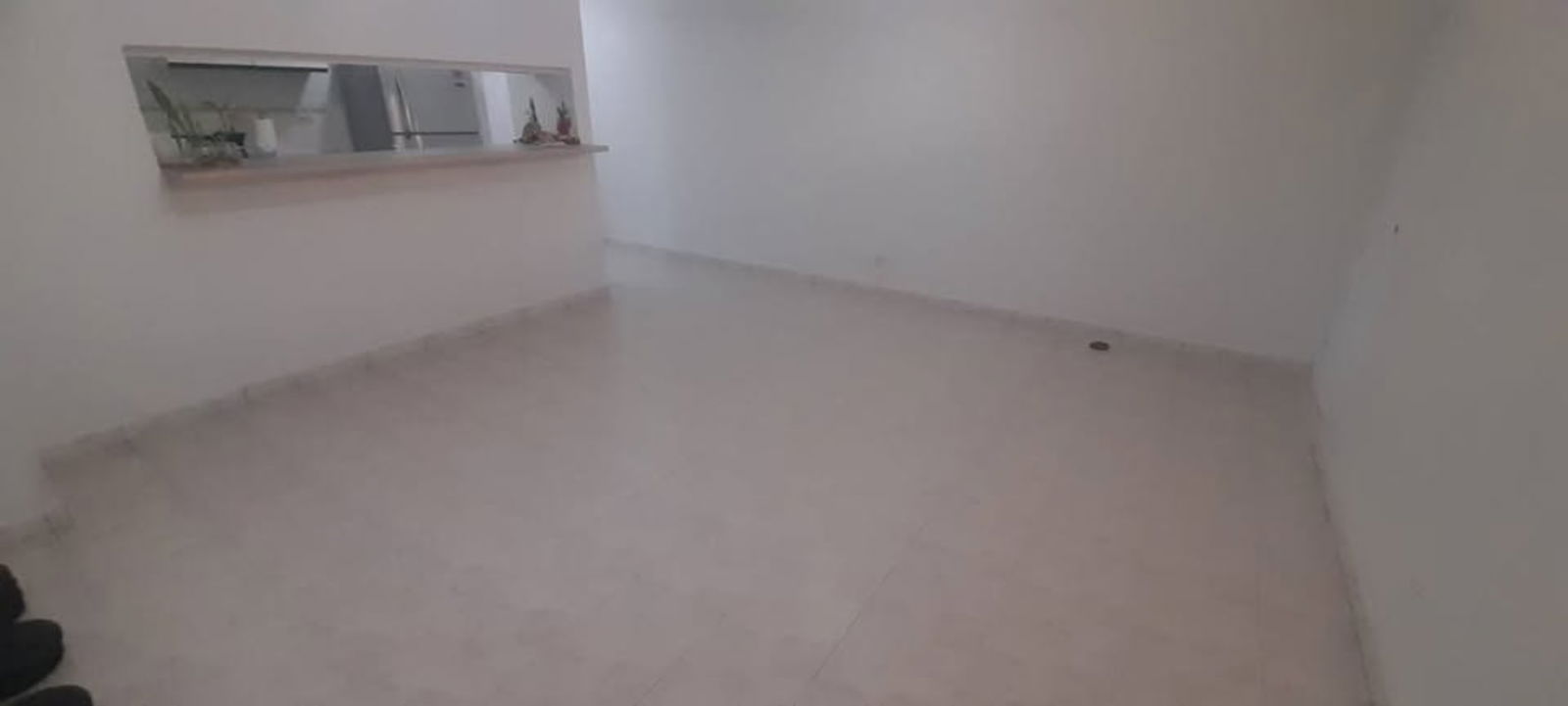 Spacious living room with tiled floor, ceiling fan, kitchen pass-through, Parque Lefevre