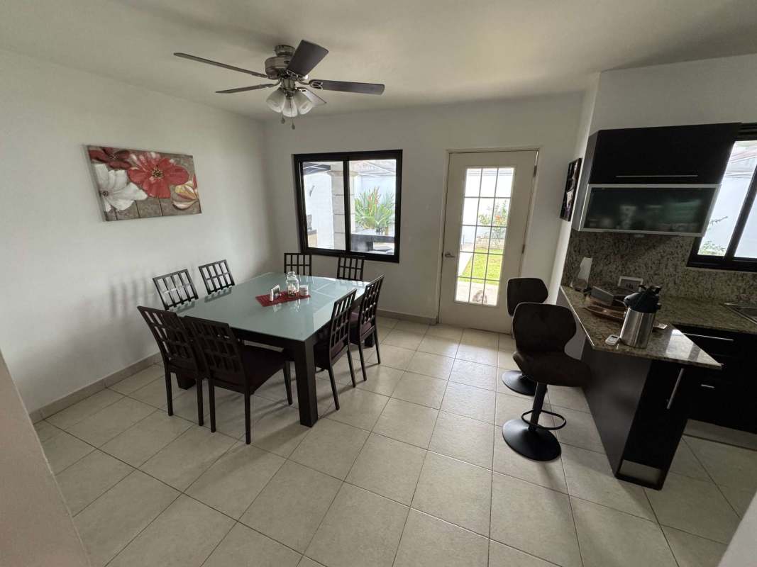 Spacious 4BR House with Terrace & Pool in Versalles Panama