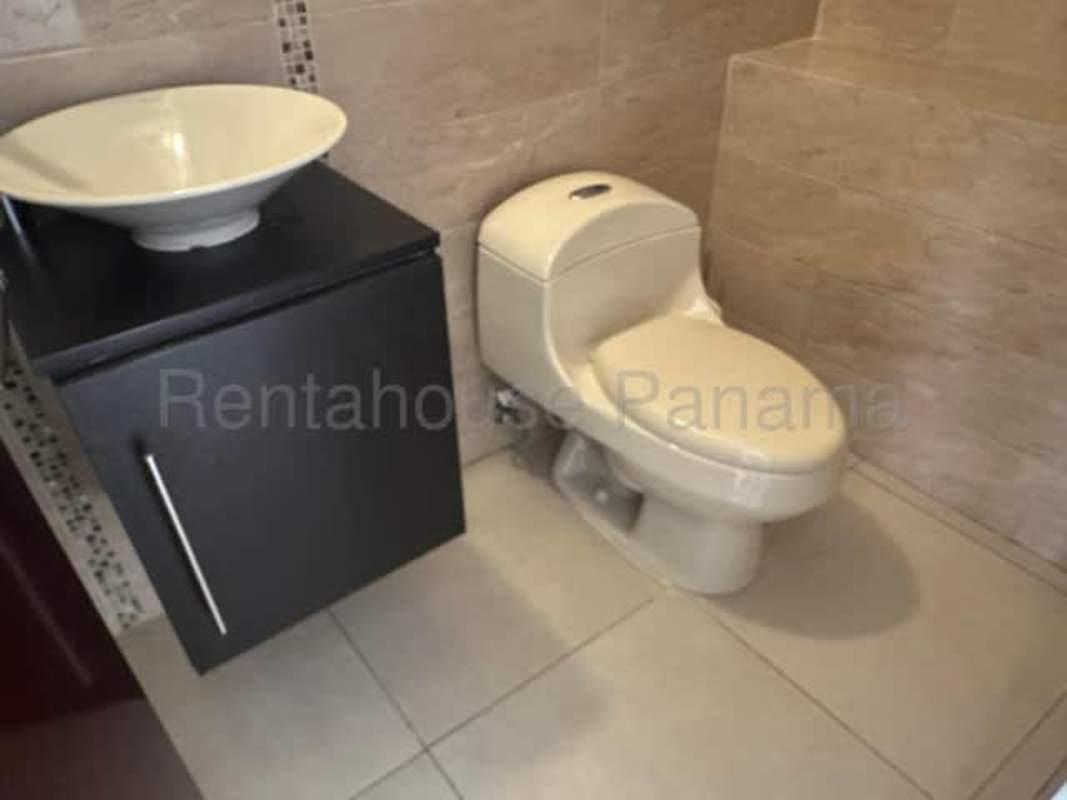 Open kitchen with granite countertop and natural light in rental house Sierra Nevada Panama