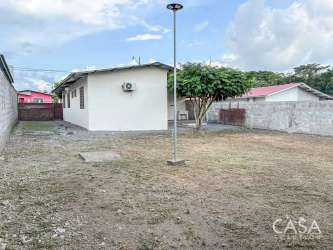 Covered parking space and garden in Via a Volcan Bugaba house for sale