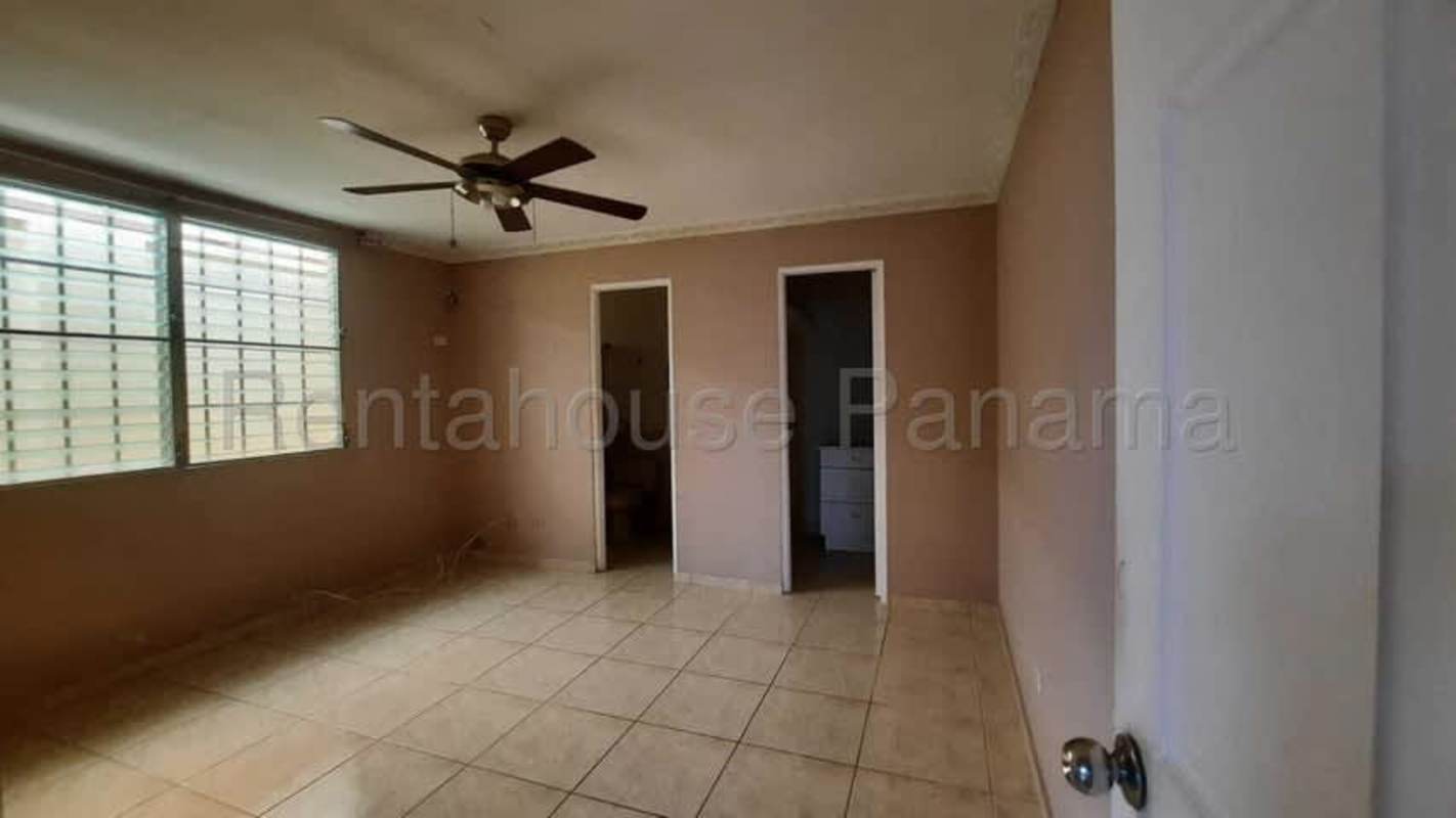 Bathroom with glass shower enclosure, pedestal sink, mirror in Las Terrazas Brisas del Golf Panama