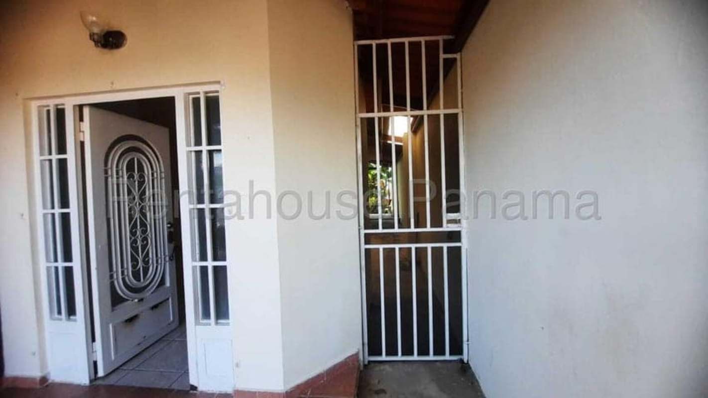 Bedroom with built-in closet and ceiling fan Brisas del Golf Panama rental house