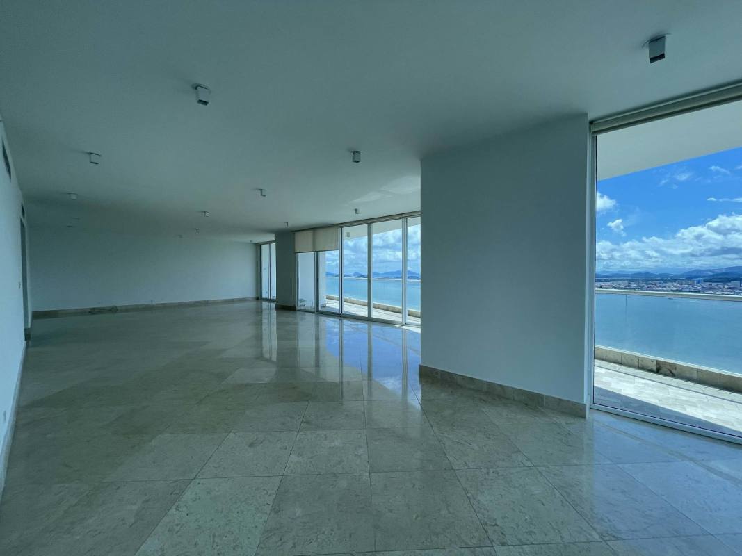 Gourmet kitchen with granite countertops, breakfast island, city view in PH Tower Punta Paitilla, Panama City