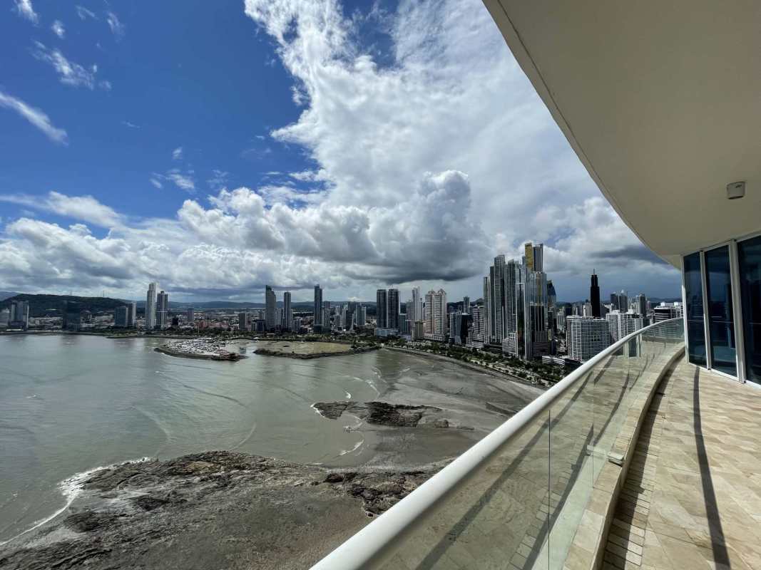Spacious modern living room with panoramic floor-to-ceiling windows and ocean views in PH Tower Punta Paitilla