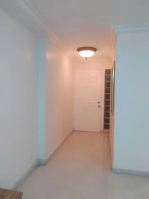 Entrance hall with glass blocks and ceramic flooring PH Del Rey Panama