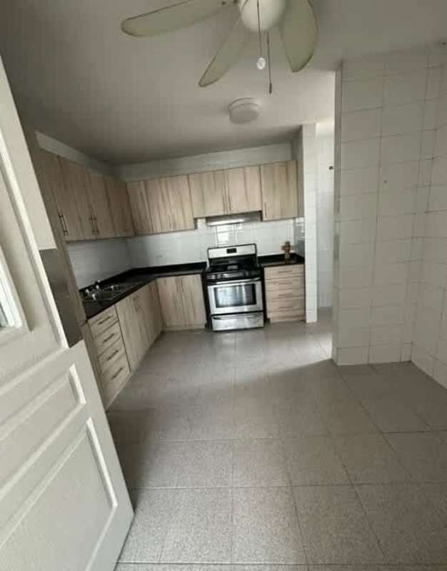 Large master bedroom with walk-in closet and ceiling fan PH Plaza Real Panama City