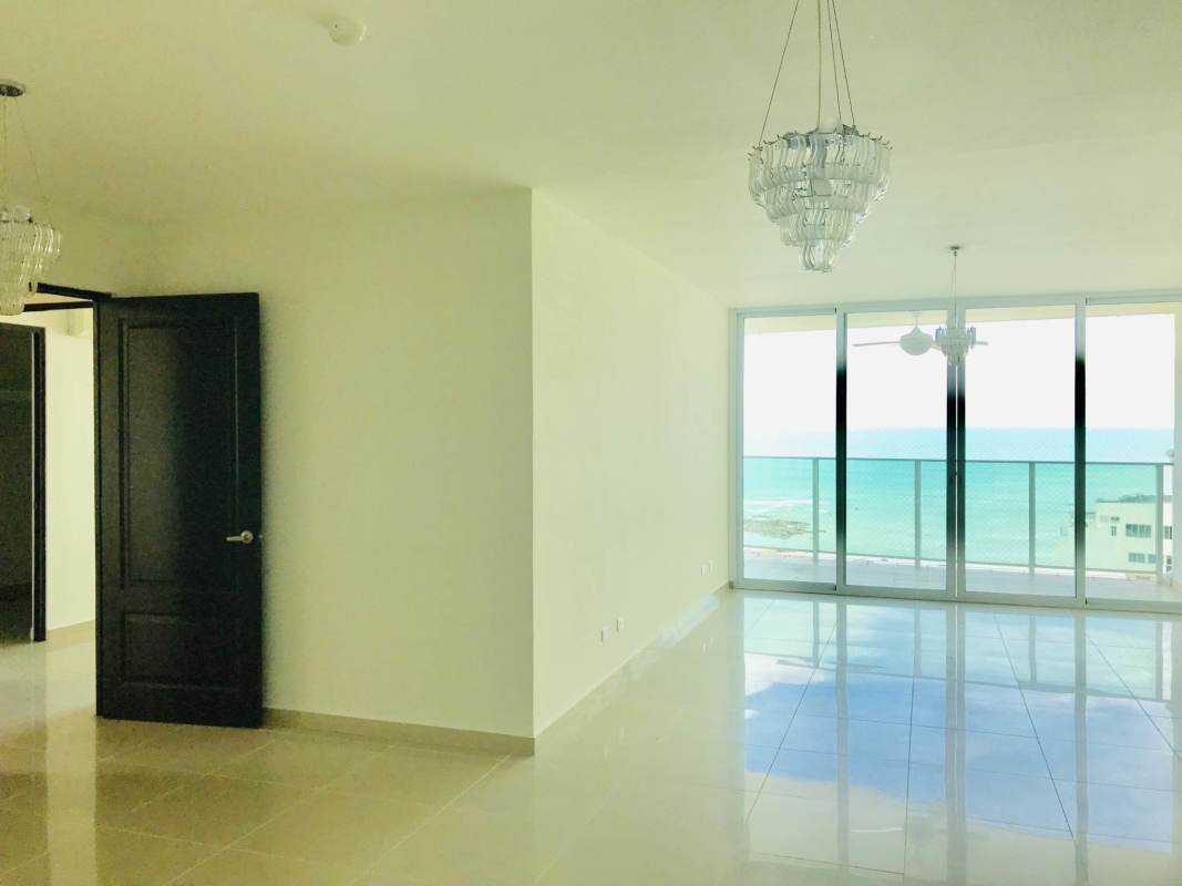 Luxurious en-suite bathroom with marble countertops, double sinks and glass shower in PH Ocean Drive Punta Pacífica Panama