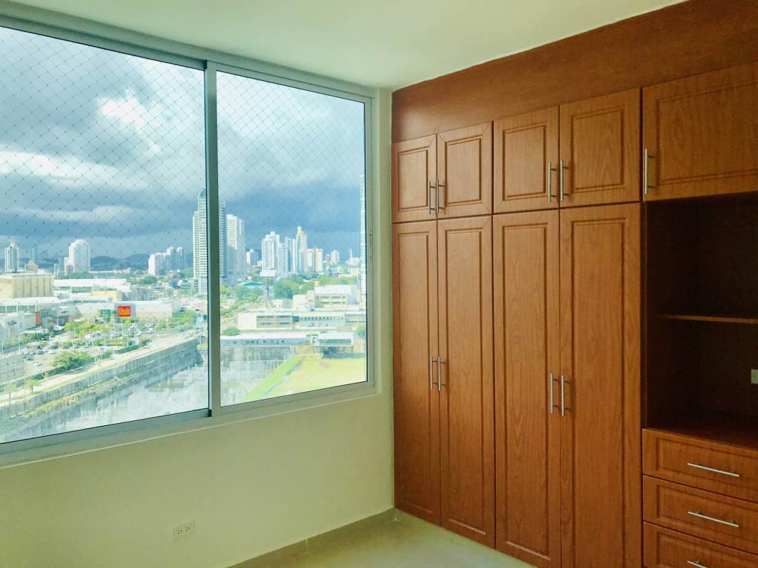 Luxury infinity pool area with ocean views, jacuzzi, and lounge deck at PH Ocean Drive Punta Pacífica Panama