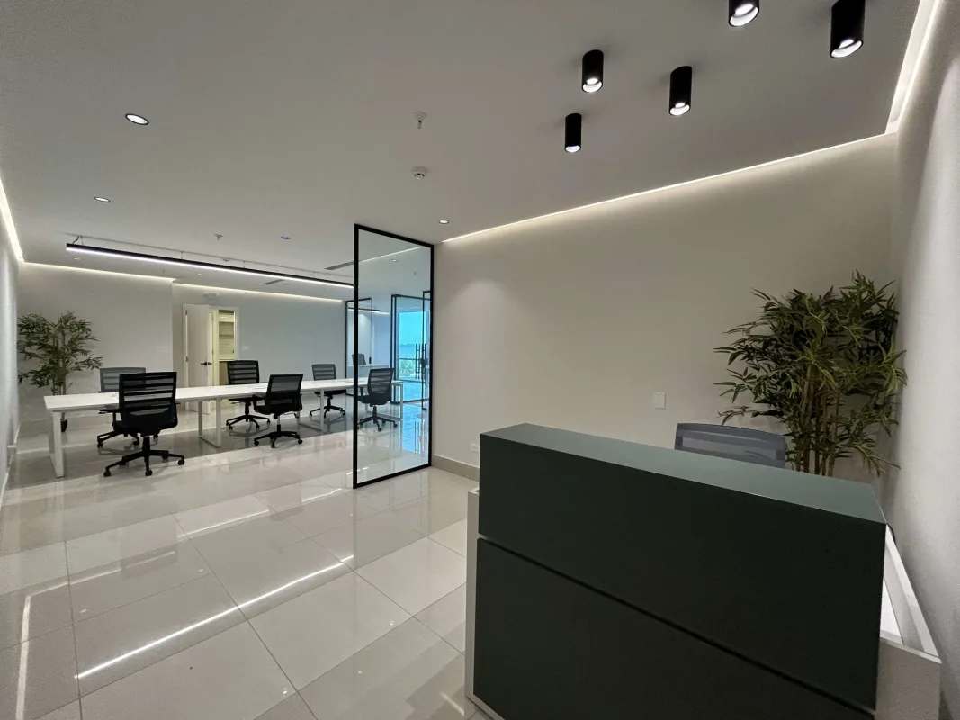 Large conference room with ergonomic chairs and screen in Financial Park Tower Panama