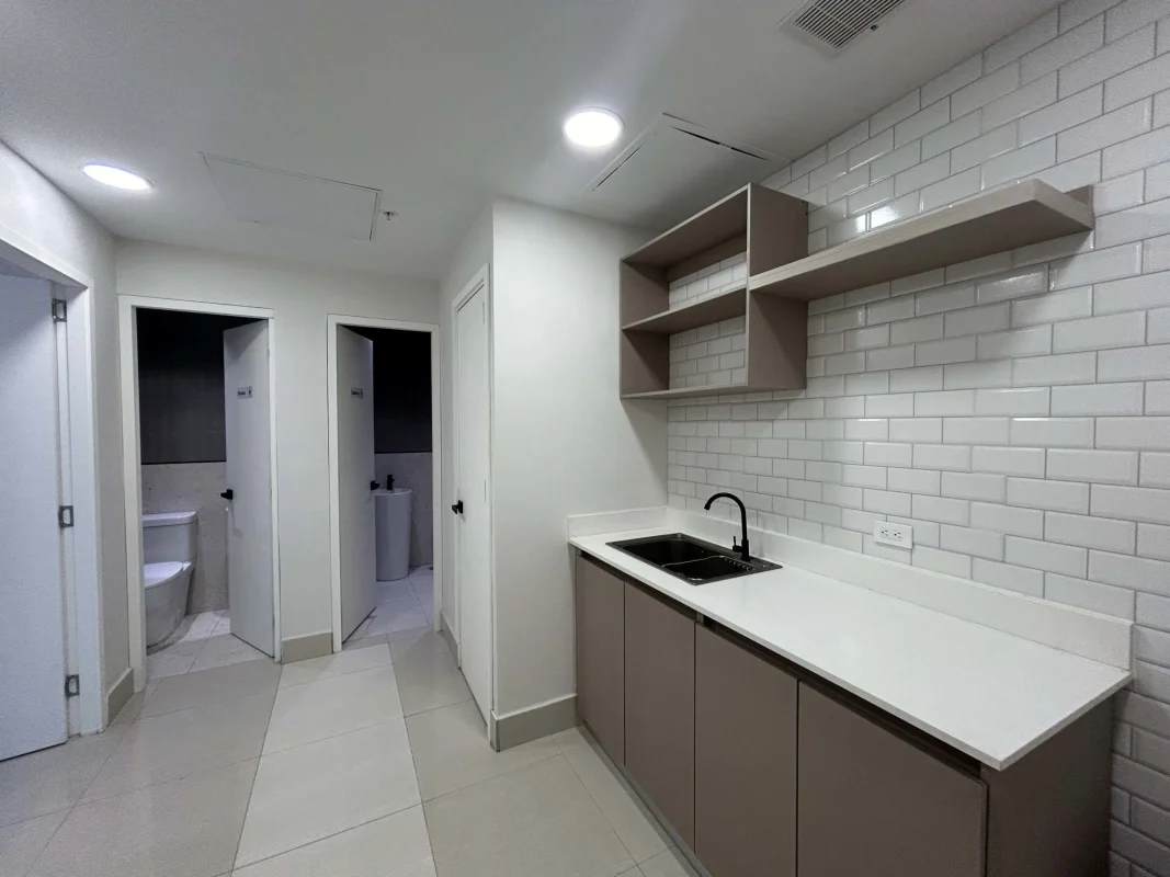 Furnished office with glass partitions, white desks, ergonomic chairs in Financial Park Tower Panama