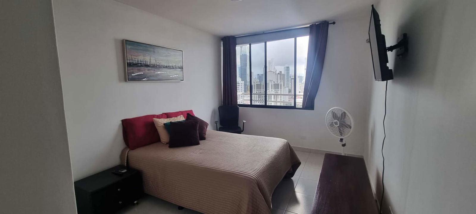 Shared balcony in PH Obarrio with panoramic city skyline views, glass railing, modern style