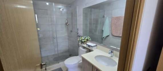 Modern open kitchen with granite counters and bar seating in PH Parterre Panama Pacifico