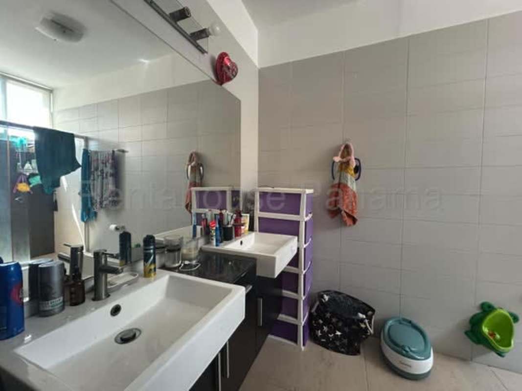 Contemporary bathroom with shower enclosure and vanity in PH Vista Balboa Panama